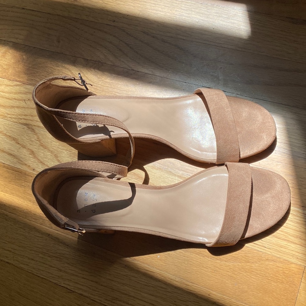 Dress sandals 🥂